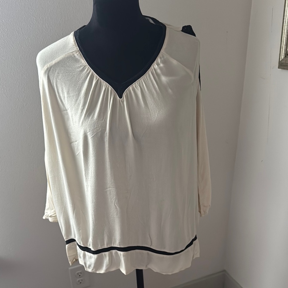 RO&DE ivory black lace trim cold shoulder V neck 3/4 sleeve top blouse Sz S